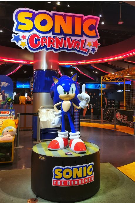 A great photo opportunity with Sonic at the Sonic Carnival
