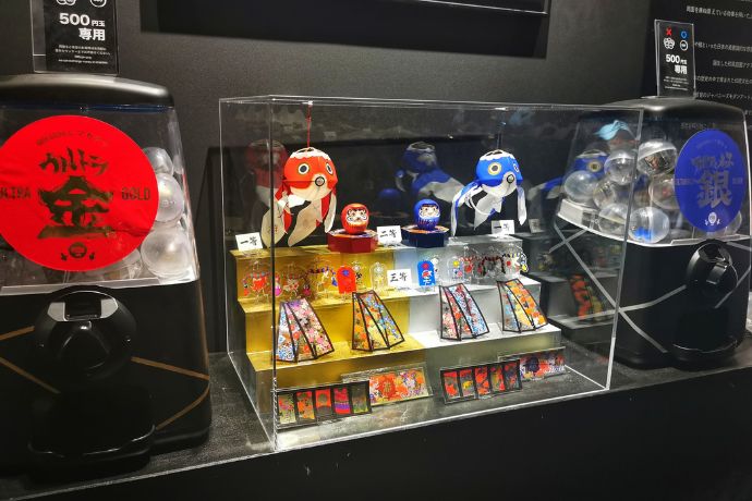 Gashapon machines offer unique souvenirs for 500 yen (US$ 3.30).